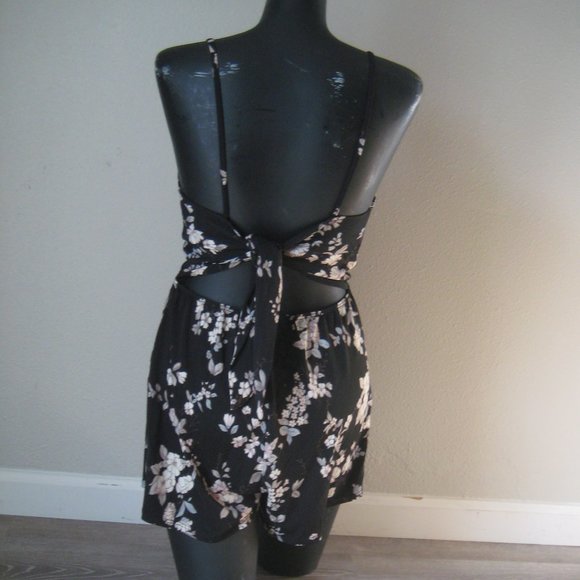 Azkara Black Floral Romper Size M NWT - Picture 4 of 10